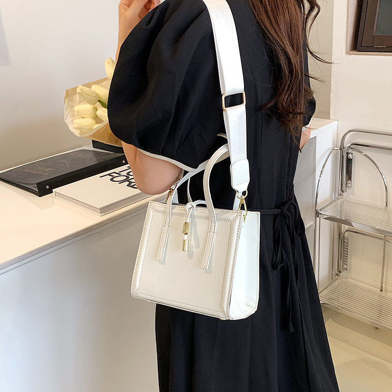 Fashionable High Quality One Shoulder Messenger Bag - Image 3